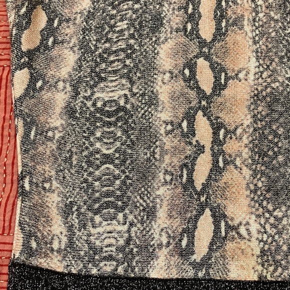 Le Chateau women’s size medium snakeskin print Black pink White glittery Top - Picture 11 of 12